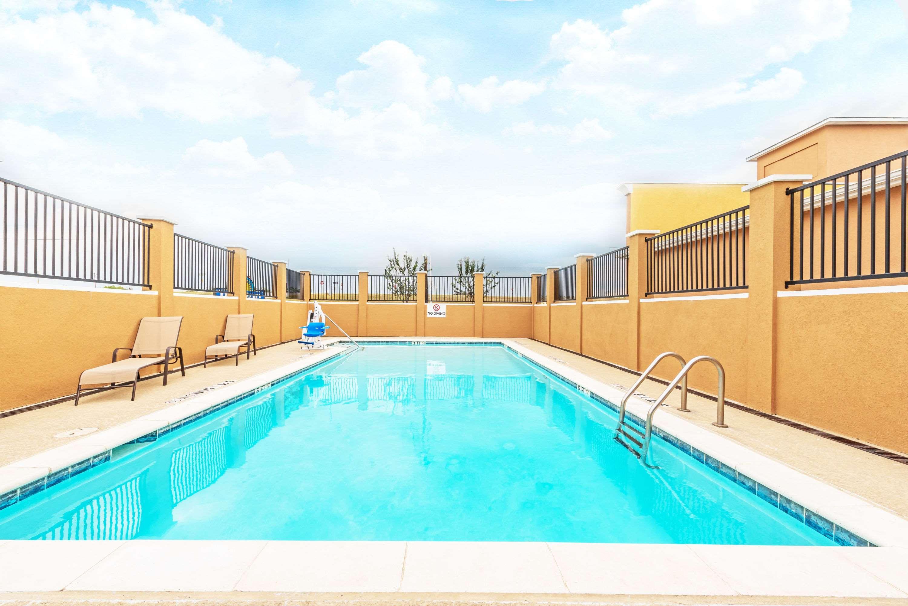 Days Inn By Wyndham Rockdale Texas Dış mekan fotoğraf