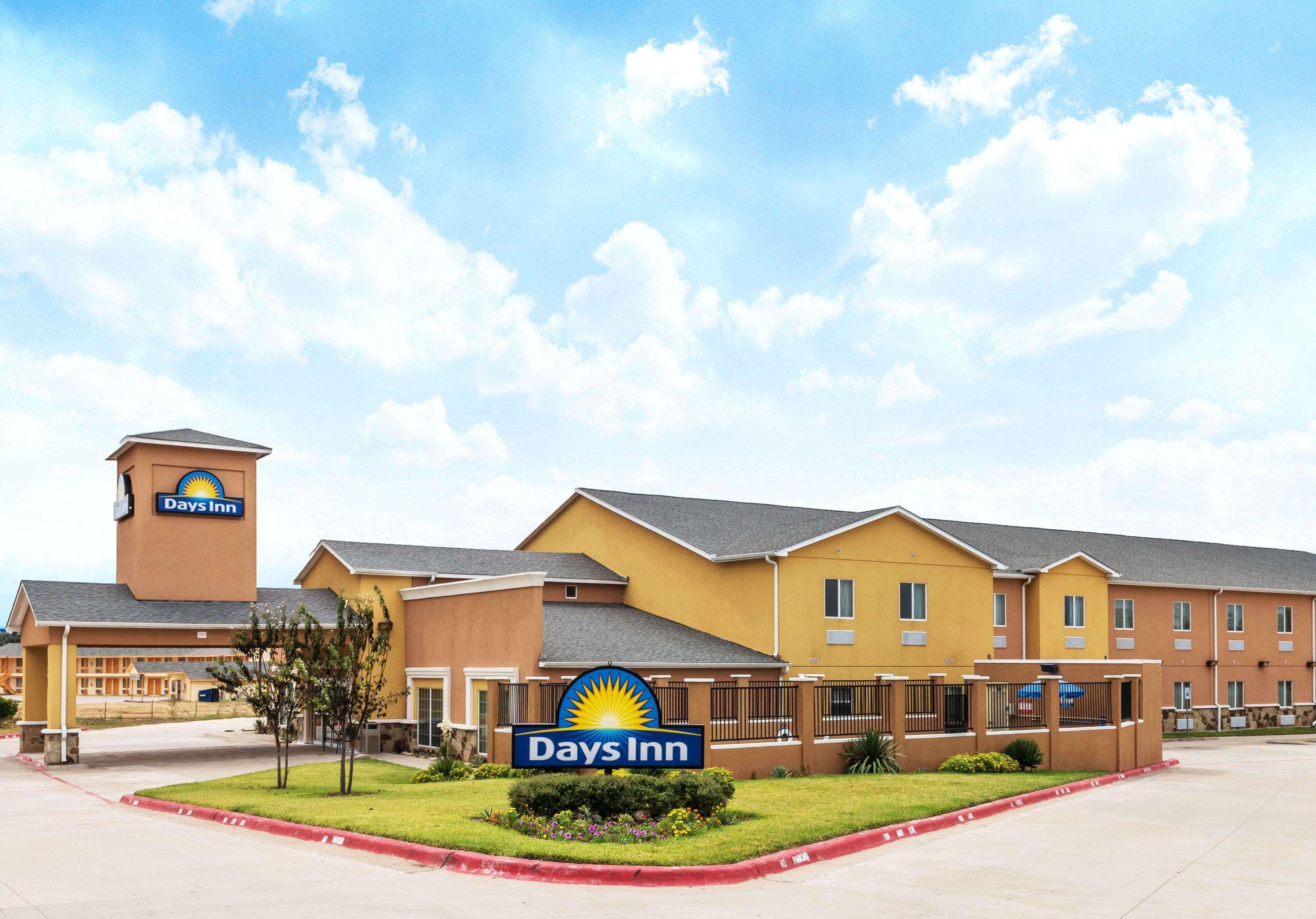 Days Inn By Wyndham Rockdale Texas Dış mekan fotoğraf
